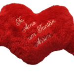 Um adorável coração de pelúcia, com cerca de 40 cm, perfeito para expressar todo o amor. Seu tamanho compacto o torna ideal para presentear e transmitir carinho de uma forma fofa e encantadora.