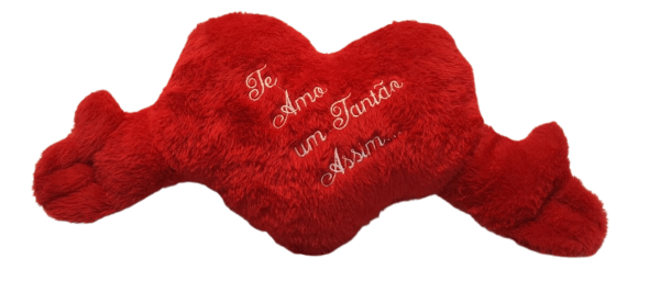 Um adorável coração de pelúcia, com cerca de 40 cm, perfeito para expressar todo o amor. Seu tamanho compacto o torna ideal para presentear e transmitir carinho de uma forma fofa e encantadora.